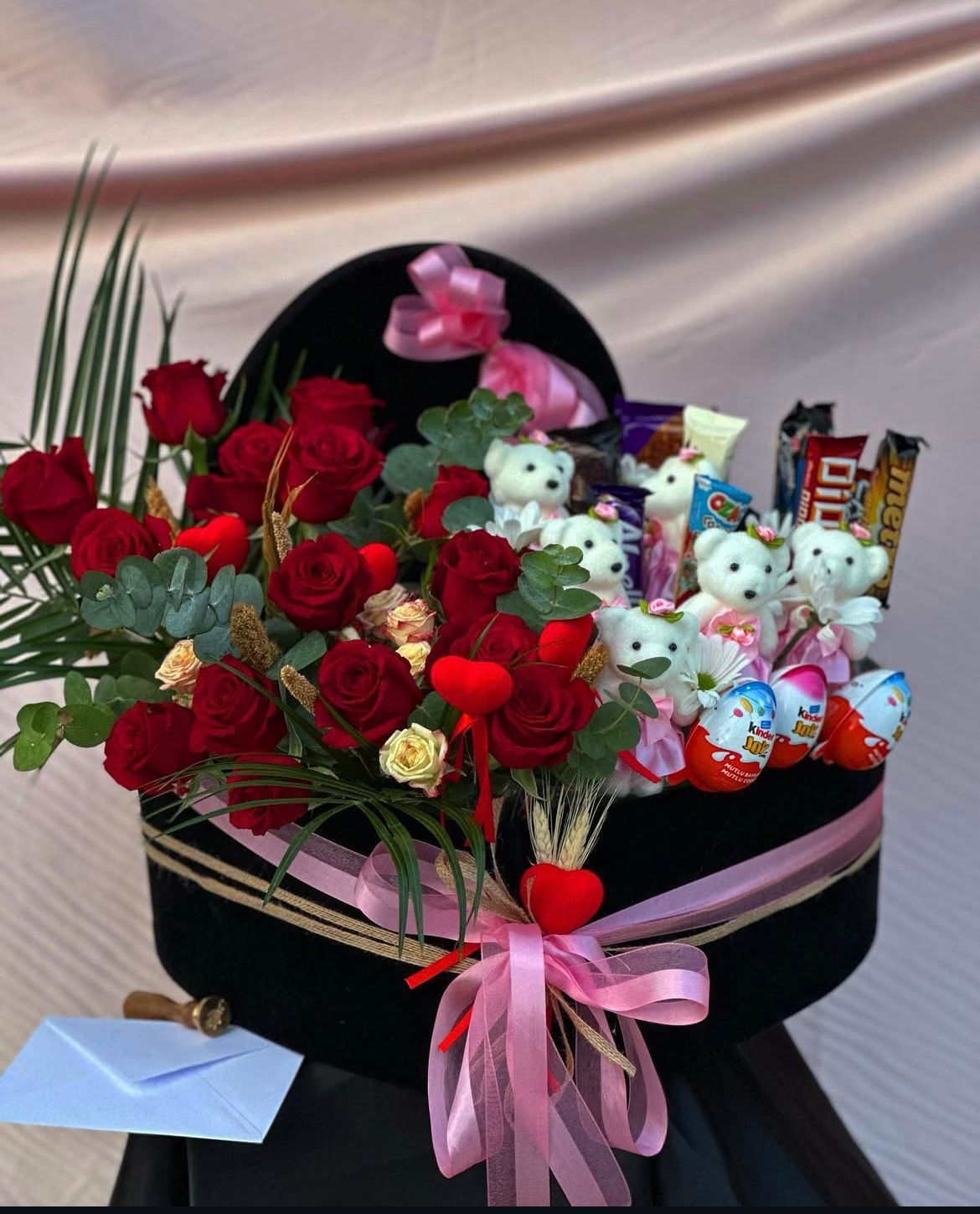 kalpli-kutuda-kirmizi-gul-ve-cikolata-cc159