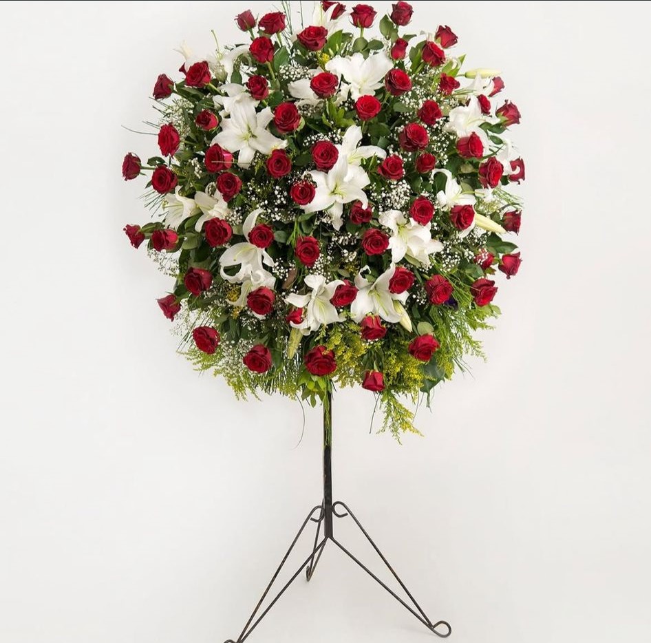 beyaz-lilyum-ve-kirmizi-gullu-ferforje-celenk--cc129